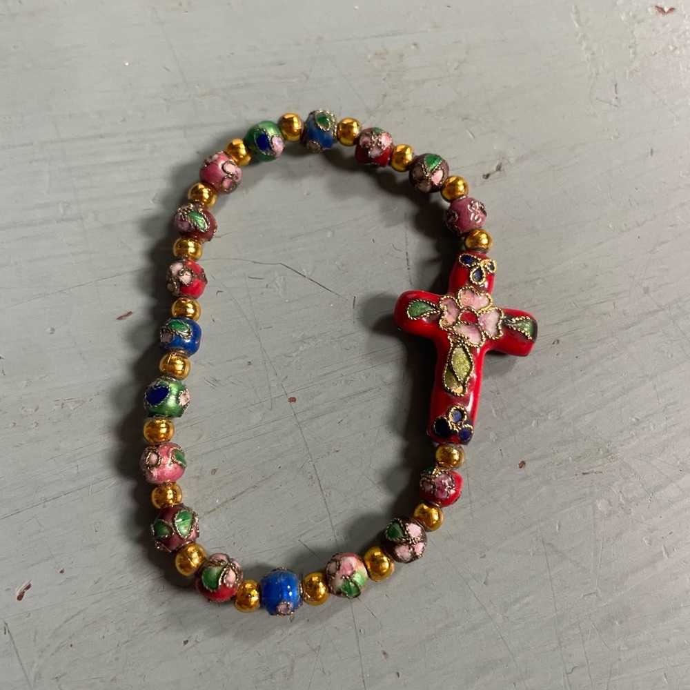 Cross bracelet with flowers and gold beads